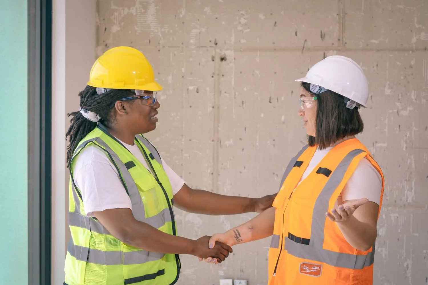 Engenheiro e representante de empreiteira formalizando contrato de obra predial