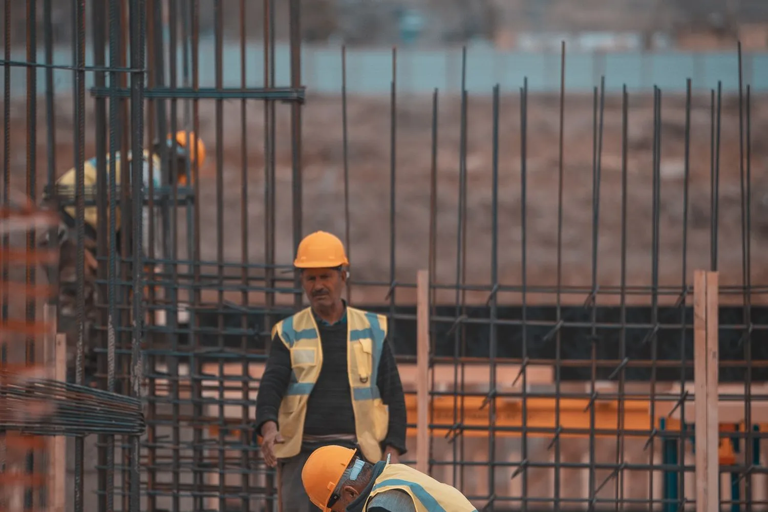 Armação de aço com vergalhões em estrutura de obra predial