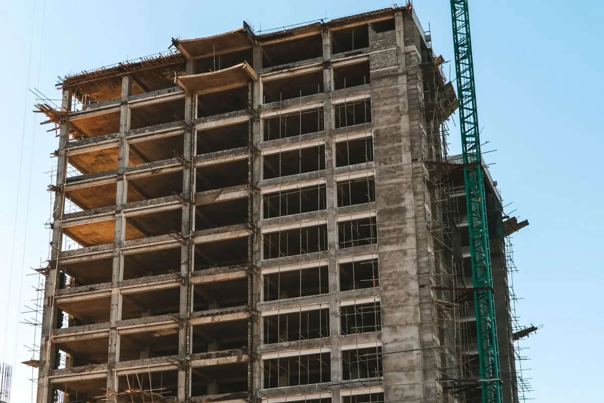 Estrutura de concreto de prédio em construção em obra predial