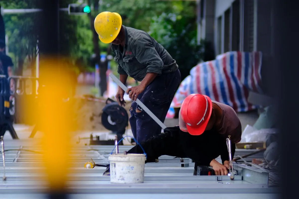 Profissional inspecionando o canteiro de obra predial