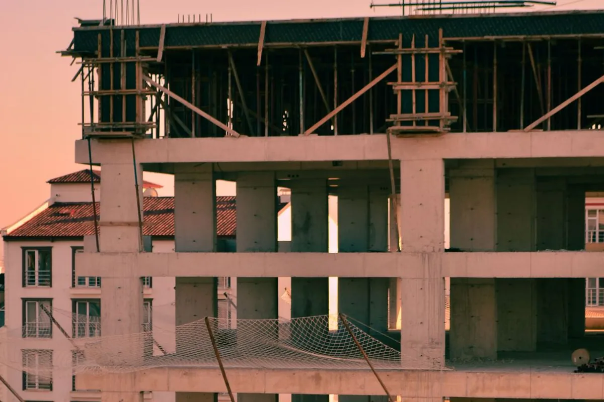 Estrutura de concreto de prédio em construção em obra predial