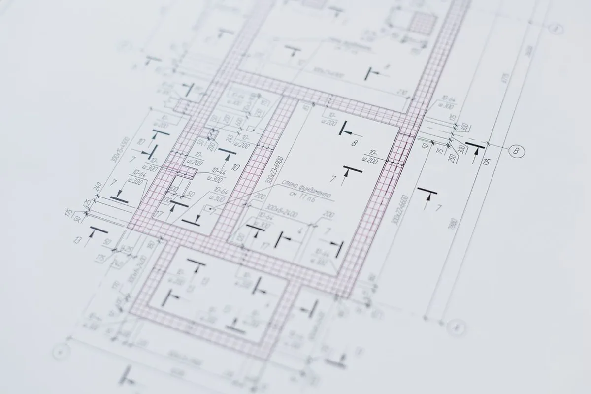 Projeto e planejamento de obra sobre a prancheta
