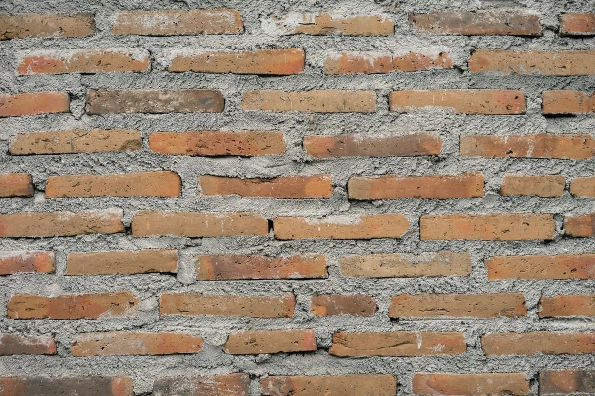 Alvenaria de blocos sendo executada por equipe de mão de obra em obra predial