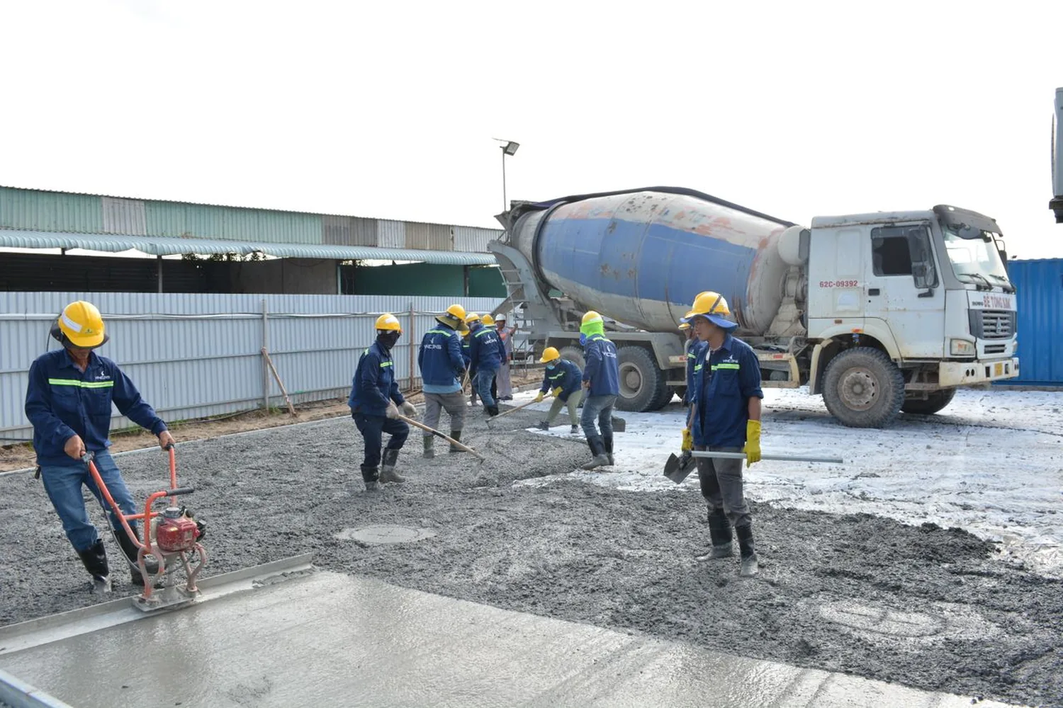 Equipe concretando com caminhão betoneira em obra predial em Curitiba