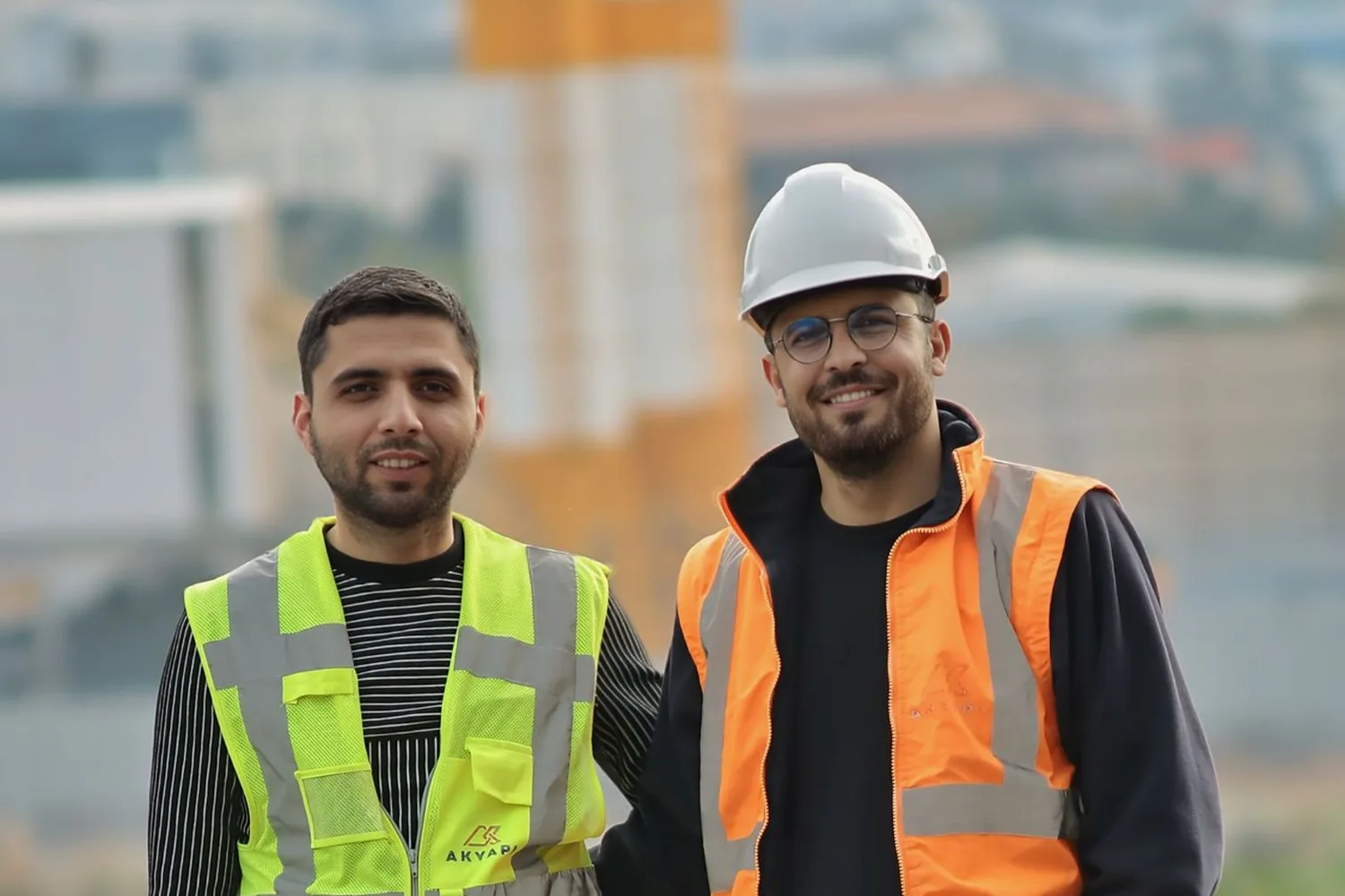 Engenheiro e operário juntos no canteiro — sistema de contratação de mão de obra CLT da Shark Construtora