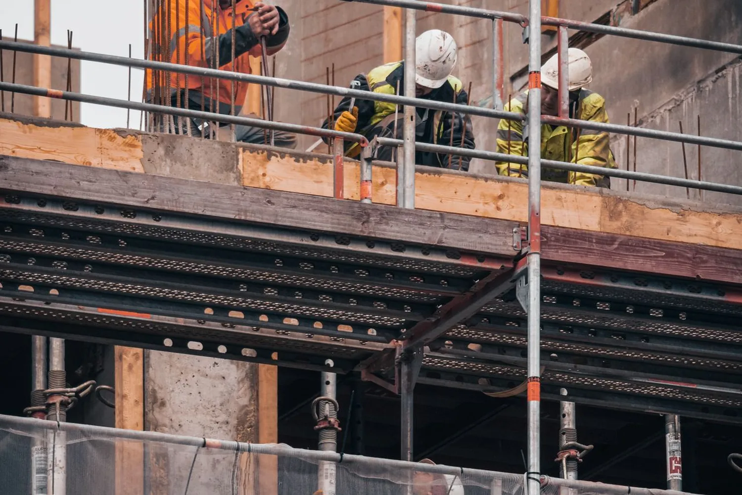 Equipe executando estrutura em andaime — cronograma de obra predial