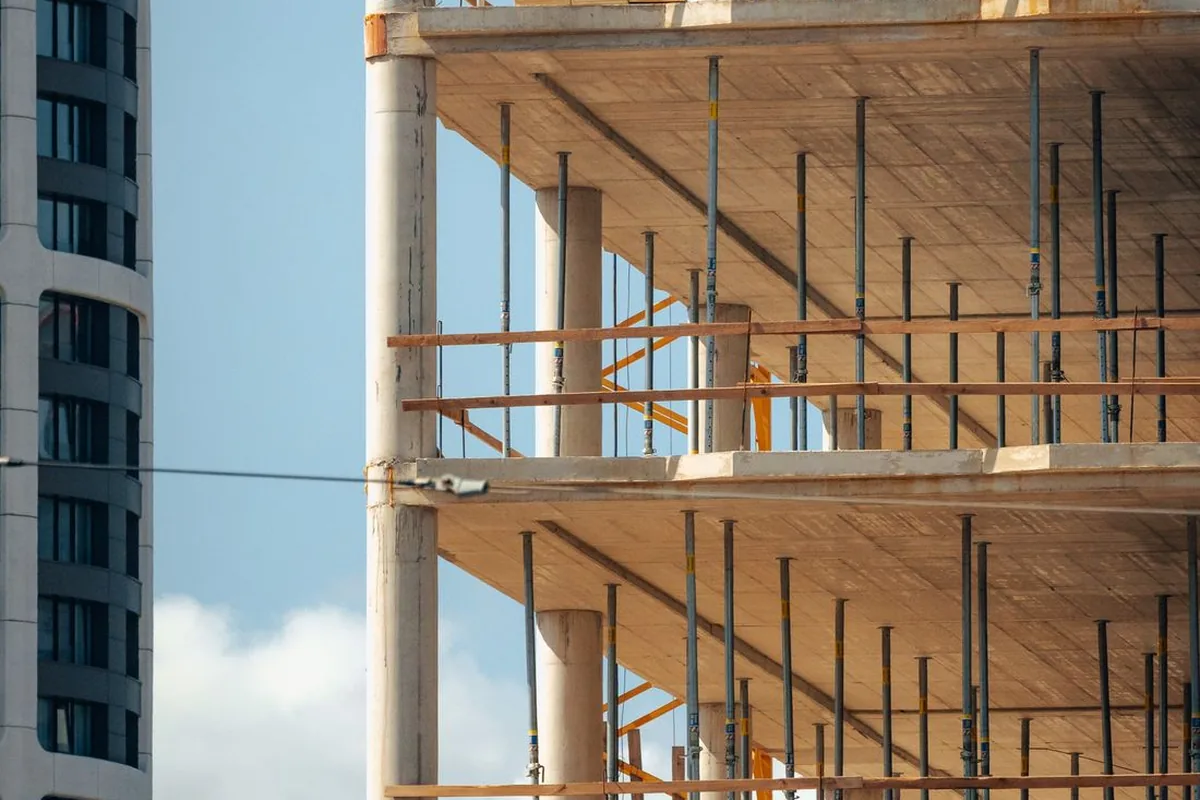 Estrutura de concreto de prédio em construção em obra predial