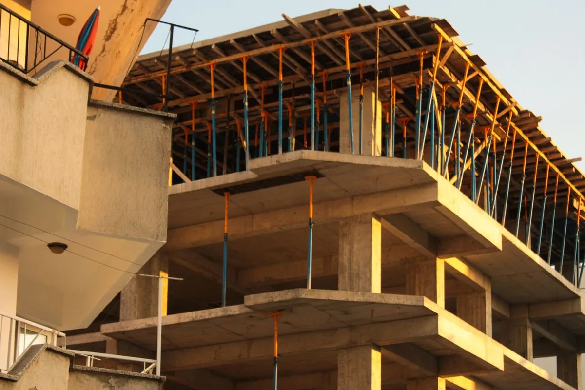 Estrutura de concreto de prédio em construção em obra predial