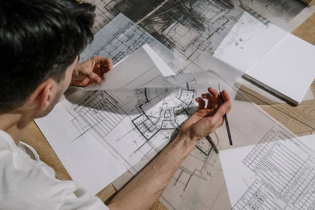 Projeto e planejamento de obra sobre a prancheta