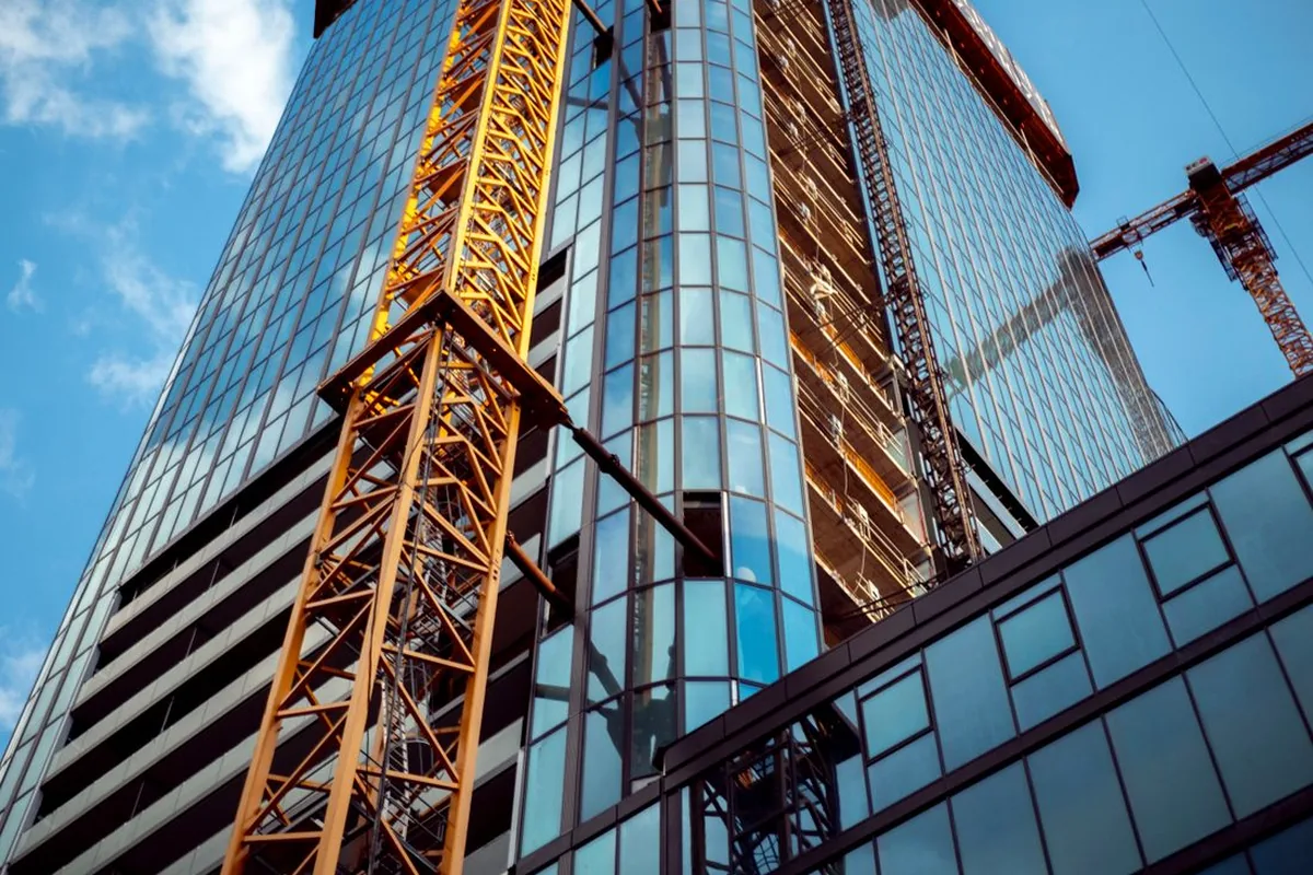Estrutura de concreto de prédio em construção em obra predial