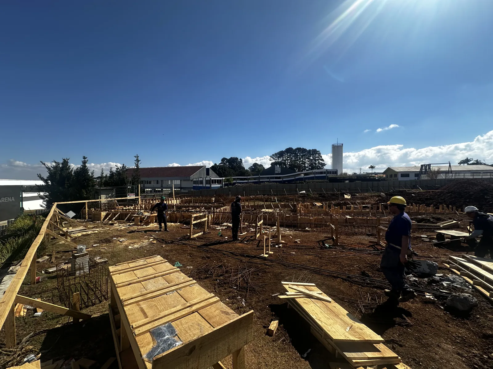 Fundação — Terreno preparado e fôrmas de madeira posicionadas para começar a fundação.